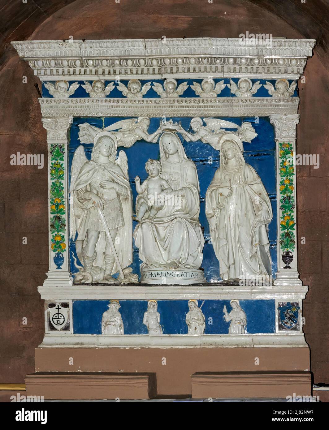 La Madonna incoronata dagli angeli con S. Michele Arcangelo e S. Caterina d’ Alessandria - terracotta invetriata - Andrea e Luca della Robbia - X Foto Stock