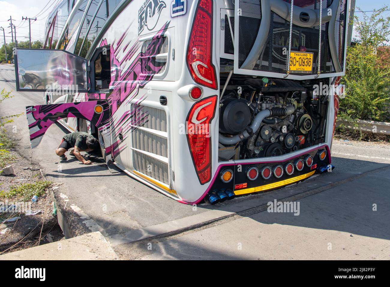BANGKOK, THAILANDIA, 27 2022 MARZO, il conducente sta cercando di rilasciare un pullman a lunga distanza bloccato su una strada rurale Foto Stock