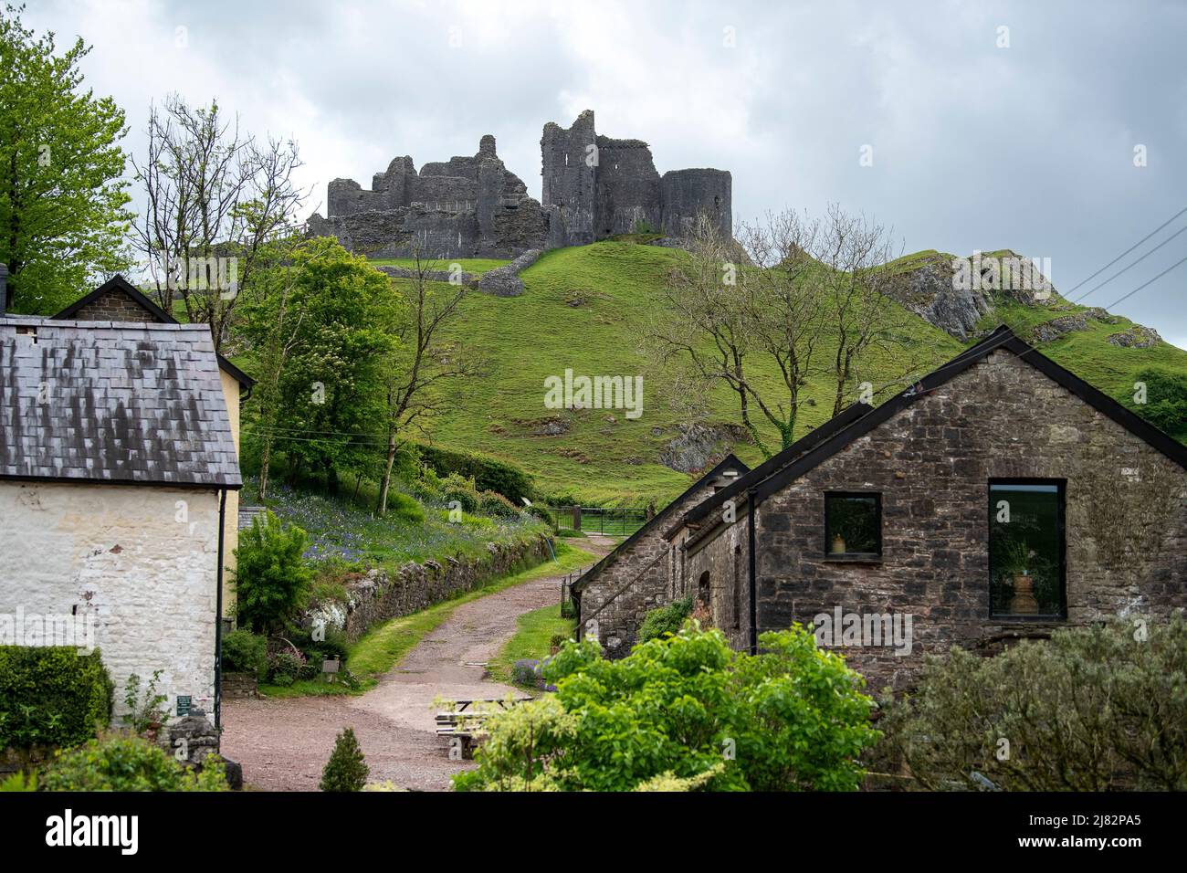 Carreg Cennen Castello & Fattoria. Trapp, Llandeilo, Carmarthenshire Foto Stock