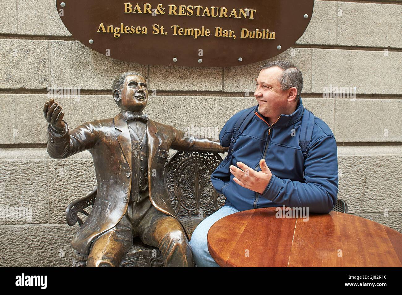 Statue di bronzo di Oliver Saint John Gogarty e James Joyce fuori dal pub con lo stesso nome a Temple Bar Dublino, Irlanda con uomo turistico Foto Stock