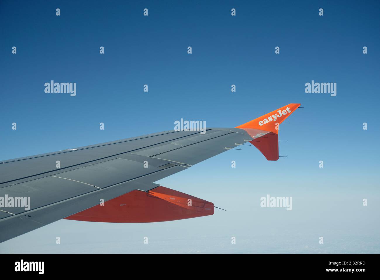 La vista da un velivolo Easyjet dell'ala e cielo blu oltre. Foto Stock