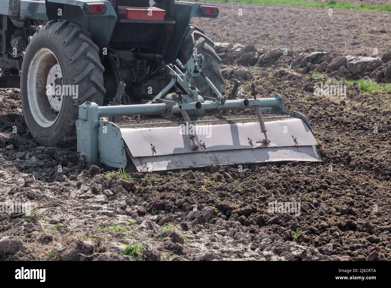 Preparazione del terreno per la semina con il trattore. Foto Stock
