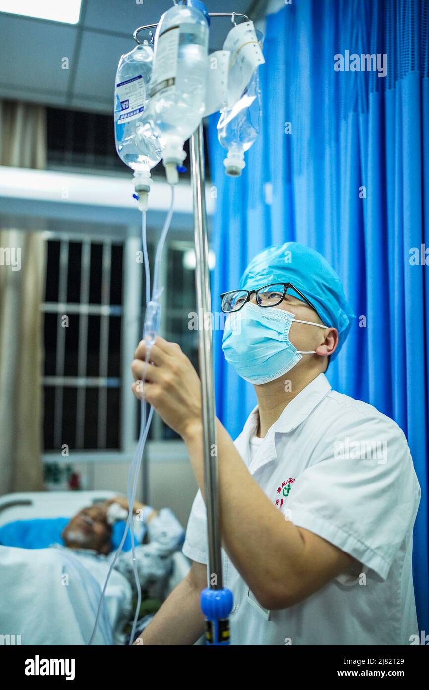 Guiyang, provincia cinese di Guiyang. 10th maggio 2022. Nurse Chen Jiangbo lavora in un reparto dell'Ospedale Affiliato dell'Università Medica di Guizhou a Guizhou, provincia di Guiyang della Cina sudoccidentale, 10 maggio 2022. L'importanza delle infermiere maschili è ampiamente riconosciuta poiché sono solitamente impiegate in unità ad alta intensità di lavoro come le ICU, il che significa frequenti turni notturni e lunghe ore di lavoro. Credit: Tao Liang/Xinhua/Alamy Live News Foto Stock