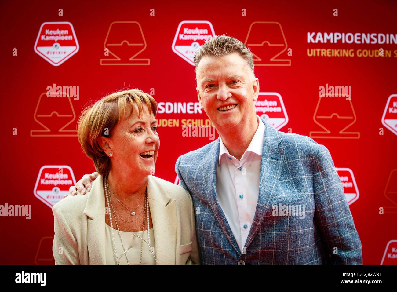 2022-05-12 16:45:51 DEN BOSCH - Louis van Gaal insieme a sua moglie Truus Opmeer durante la presentazione degli scudi del Campionato d'Oro durante la cena del Campionato. È la prima volta che i premi vengono assegnati al miglior giocatore e al miglior talento della Kitchen Champion Division. ANP LEVIN DEN BOER olanda out - belgio out Foto Stock