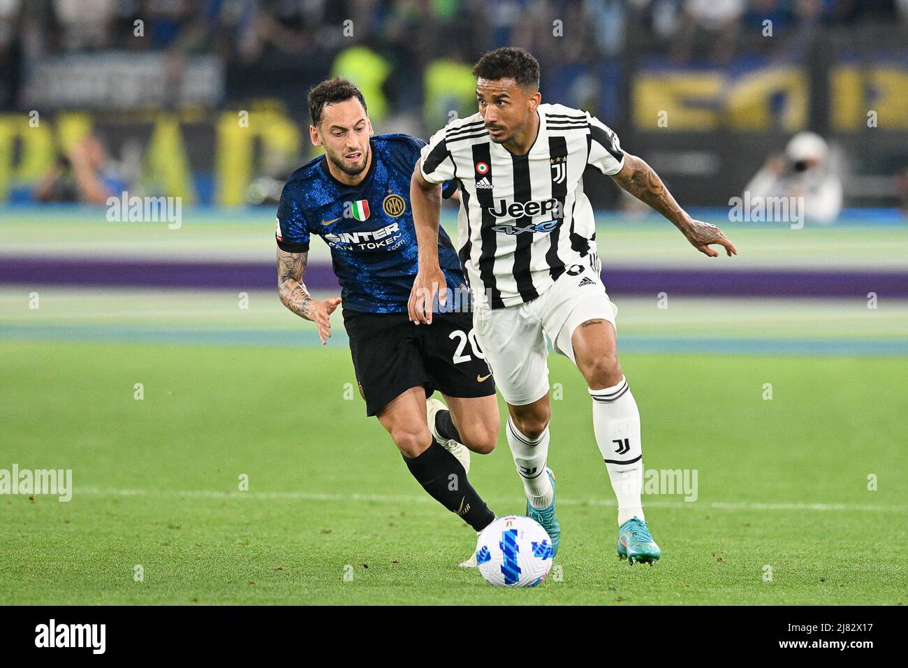 Roma, Italia, 11 Maggio, 2022 Hakan Calhanoglu del FC Internazionale e Danilo del FC Juventus alla finale della Coppa Italia 2021-2022 Credit:Roberto Ramaccia/Alamy Live News Foto Stock