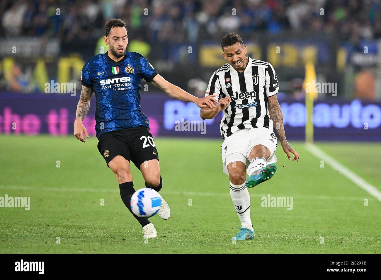 Roma, Italia, 11 Maggio, 2022 Hakan Calhanoglu del FC Internazionale e Danilo del FC Juventus alla finale della Coppa Italia 2021-2022 Credit:Roberto Ramaccia/Alamy Live News Foto Stock