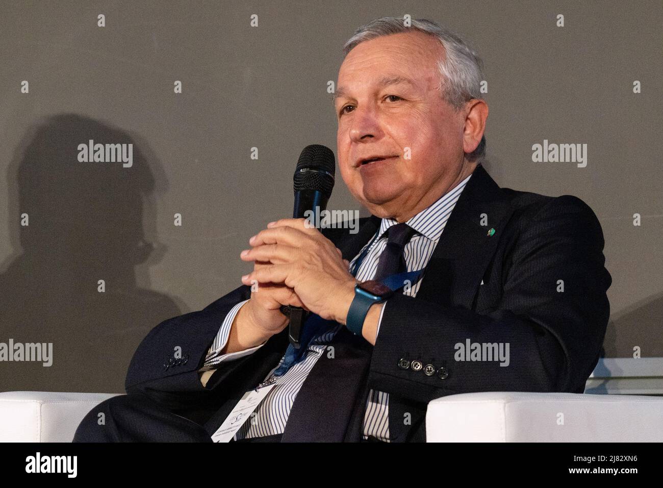 Napoli, Italia. 12th maggio 2022. Costanzo Jannotti Pecci, Presidente dell'Unione industriale di Napoli - Confindustria Napoli durante il suo discorso all'Assemblea pubblica 'coesione Sud' organizzata dall'Unione industriale di Napoli. Credit: Independent Photo Agency/Alamy Live News Foto Stock