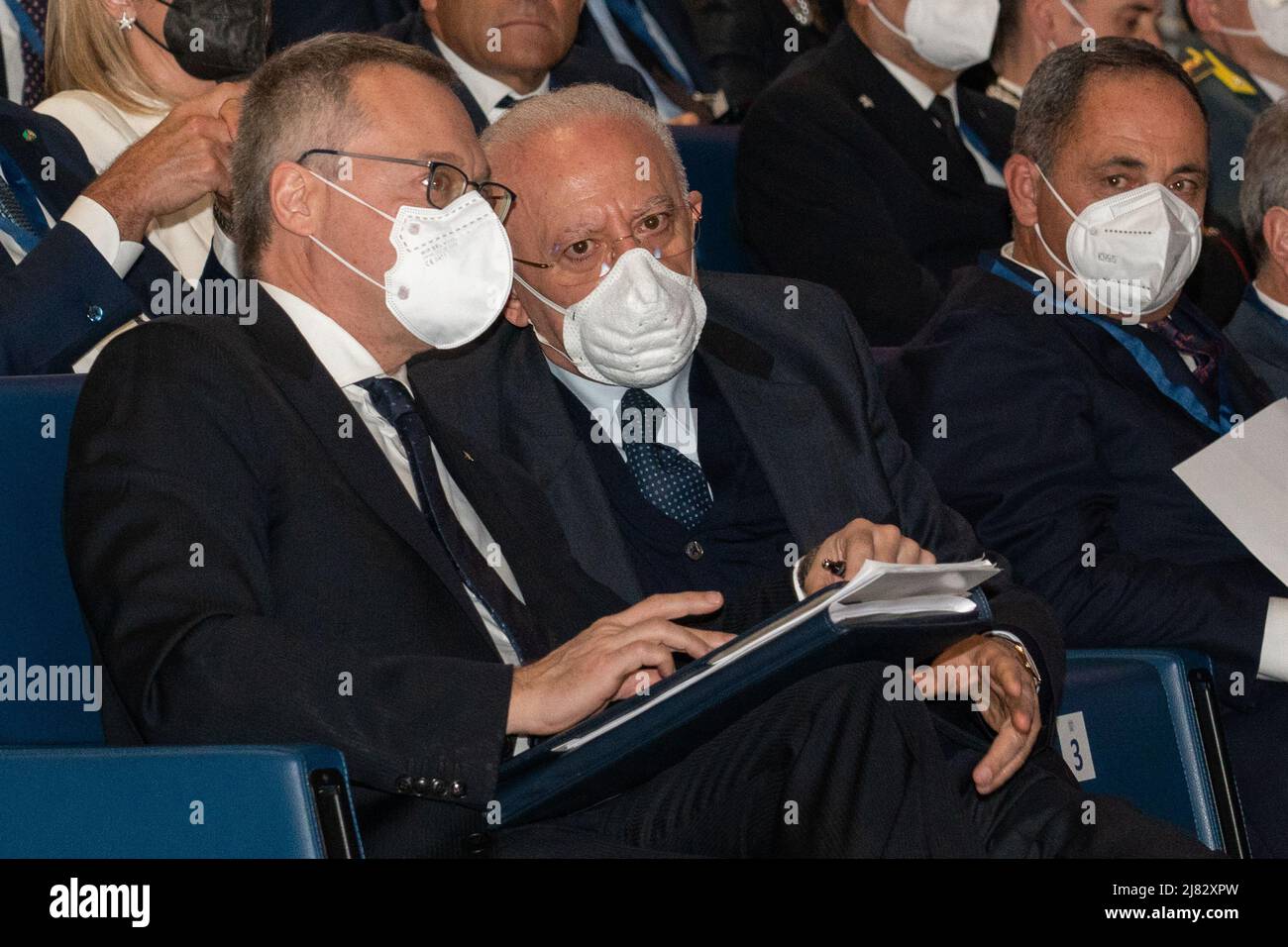 Napoli, Italia. 12th maggio 2022. Vincenzo De Luca, Presidente della Regione Campania durante il suo intervento presso l'Assemblea pubblica 'coesione Sud' organizzata dall'Unione industriale di Napoli. Credit: Independent Photo Agency/Alamy Live News Foto Stock