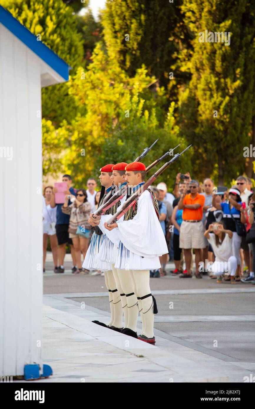 Atene-Grecia, 13 settembre 2015 piazza Syntagma evzones soldati che effettuano il cambio della guardia al di fuori del parlamento ellenico Foto Stock