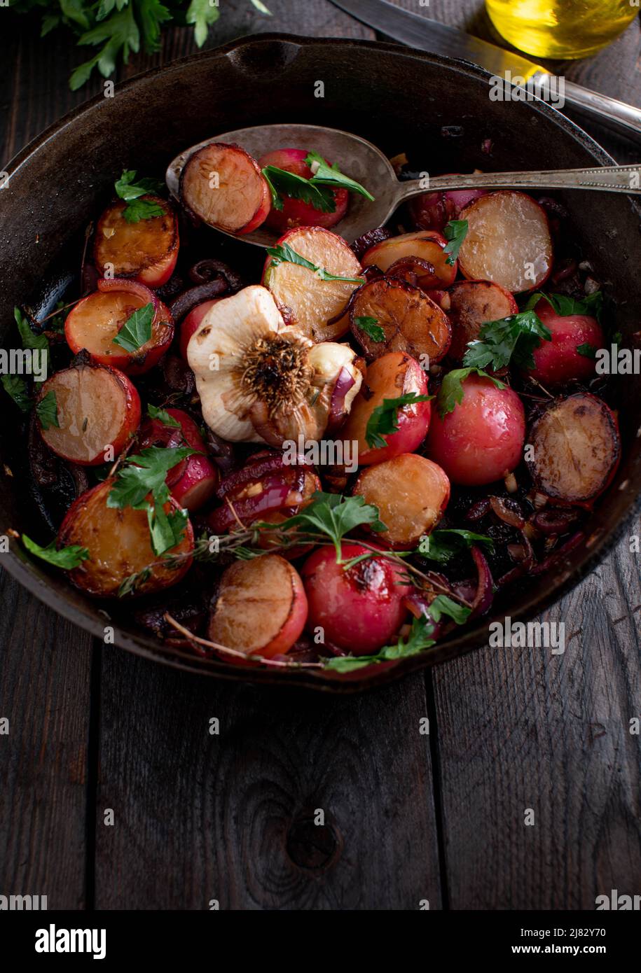Contorno di verdure con ravanello rosso caramellato. Cotto con cipolle spagnole, aglio e parley. Foto Stock