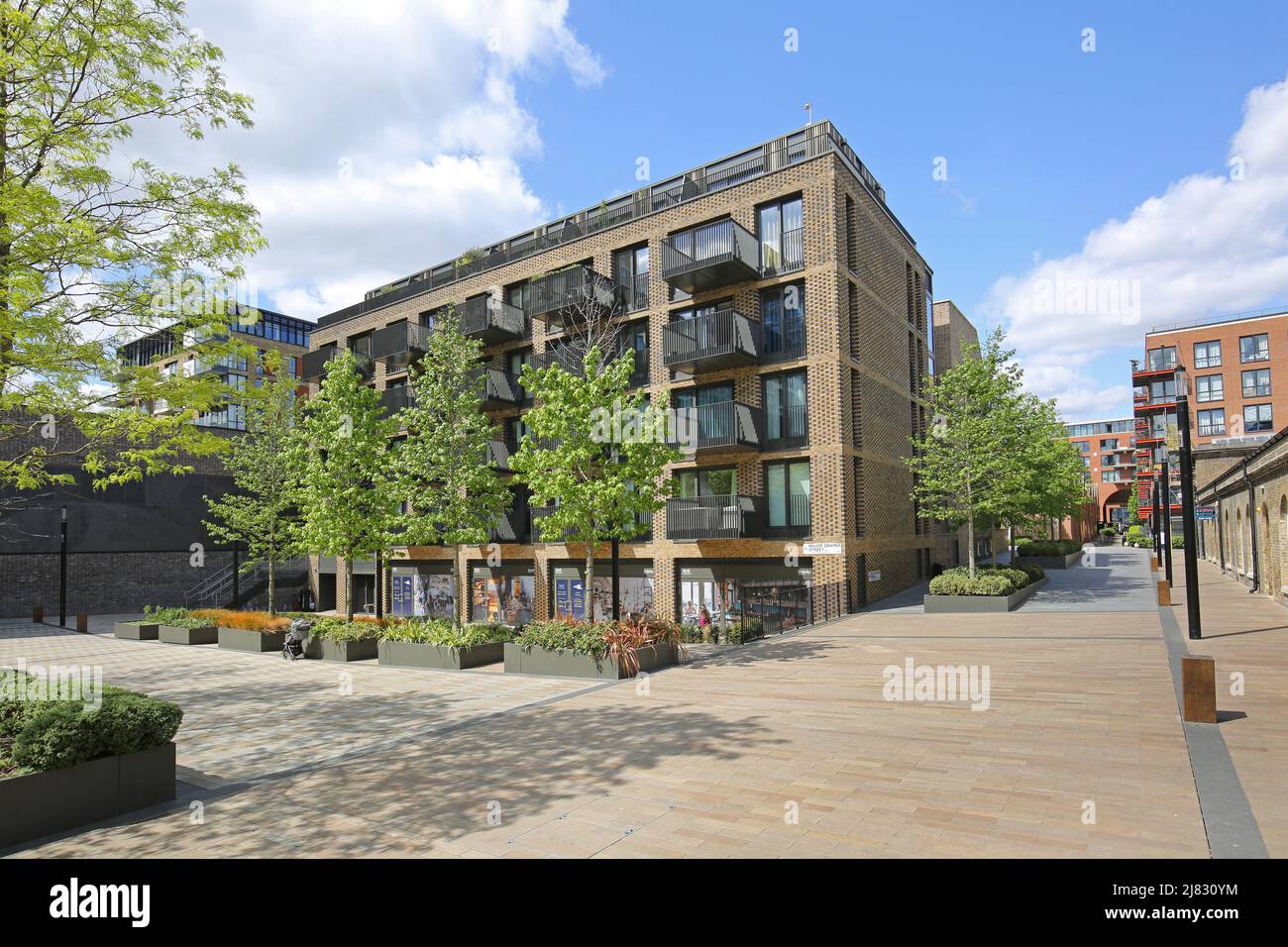Major Draper Street, Woolwich, sud-est di Londra, Regno Unito. Nuovi appartamenti si uniscono alla nuova stazione Elizabeth Line (Crossrail). Foto Stock