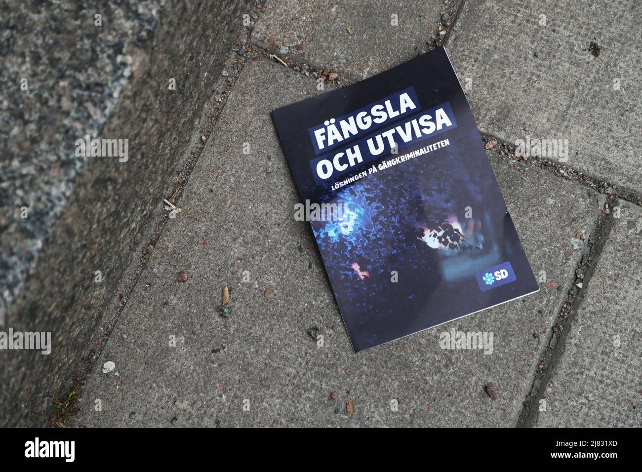 Un opuscolo fotografato su un marciapiede in una città, dai Democratici svedesi (in svedese: Sverigedemokarterna (sd)), sulla detenzione e la deportazione. Foto Stock