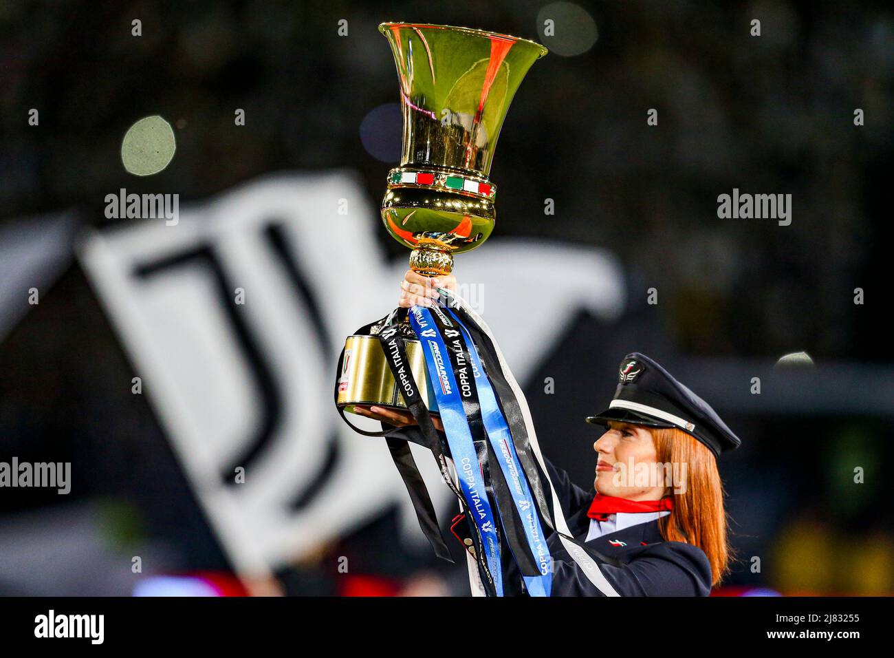 Una hostess porta il trofeo del vincitore prima della Coppa Italia (Coppa  Italia) durante la finale della Coppa Italia tra Juventus e Inter allo  Stadio Olimpico di Roma, centro Italia, il 11