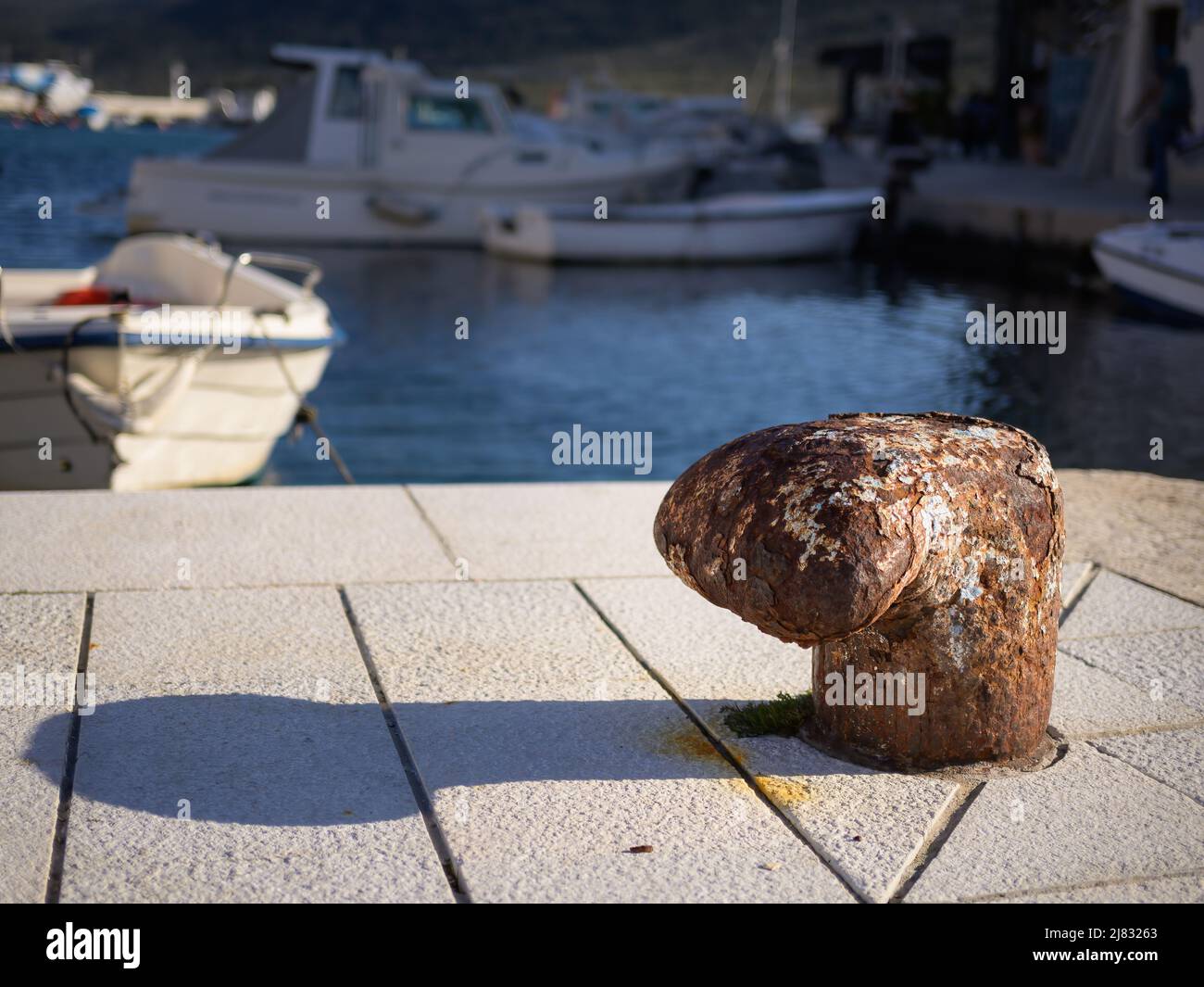 Rusty bollard nel porto di Cherso (Croazia) Foto Stock