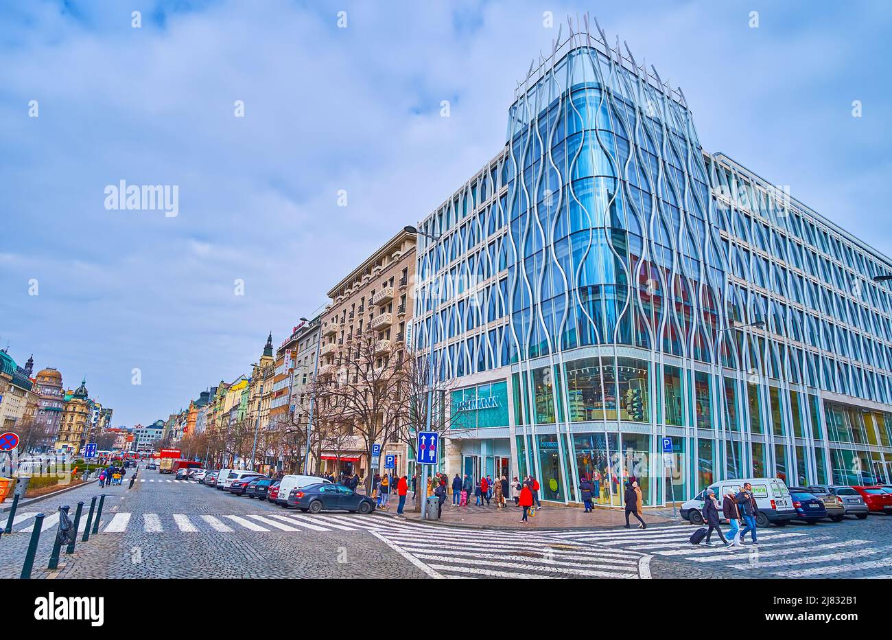 PRAGA, REPUBBLICA CECA - 5 MARZO 2022: Il moderno edificio in vetro del negozio in Piazza Venceslao, il 5 marzo a Praga Foto Stock
