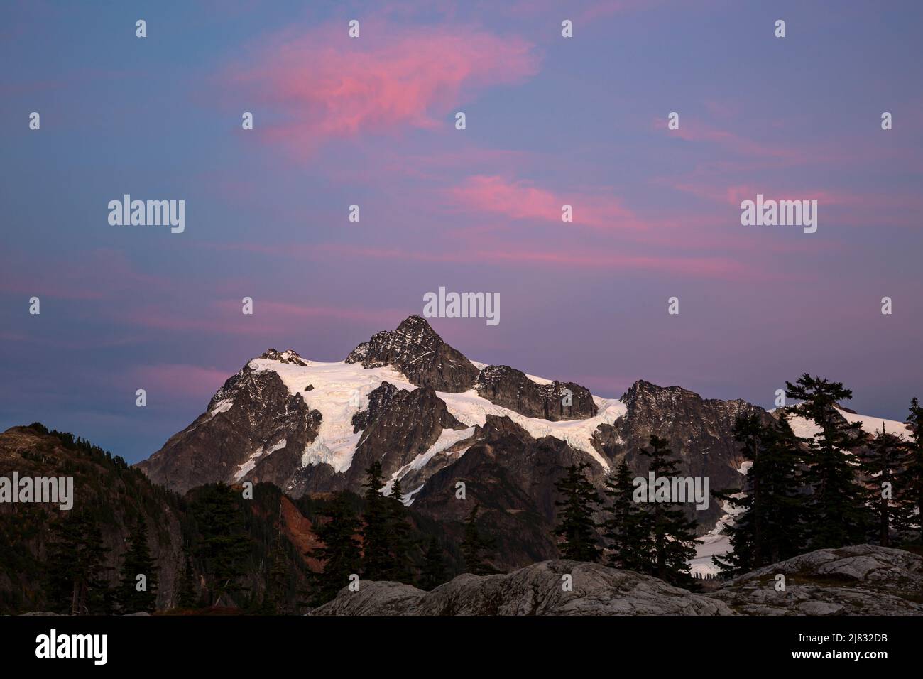 WA21539-00...WASHINGTON - Monte Shuksan al crepuscolo nel Monte Baker - Foresta Nazionale di Snoqualmie. Foto Stock