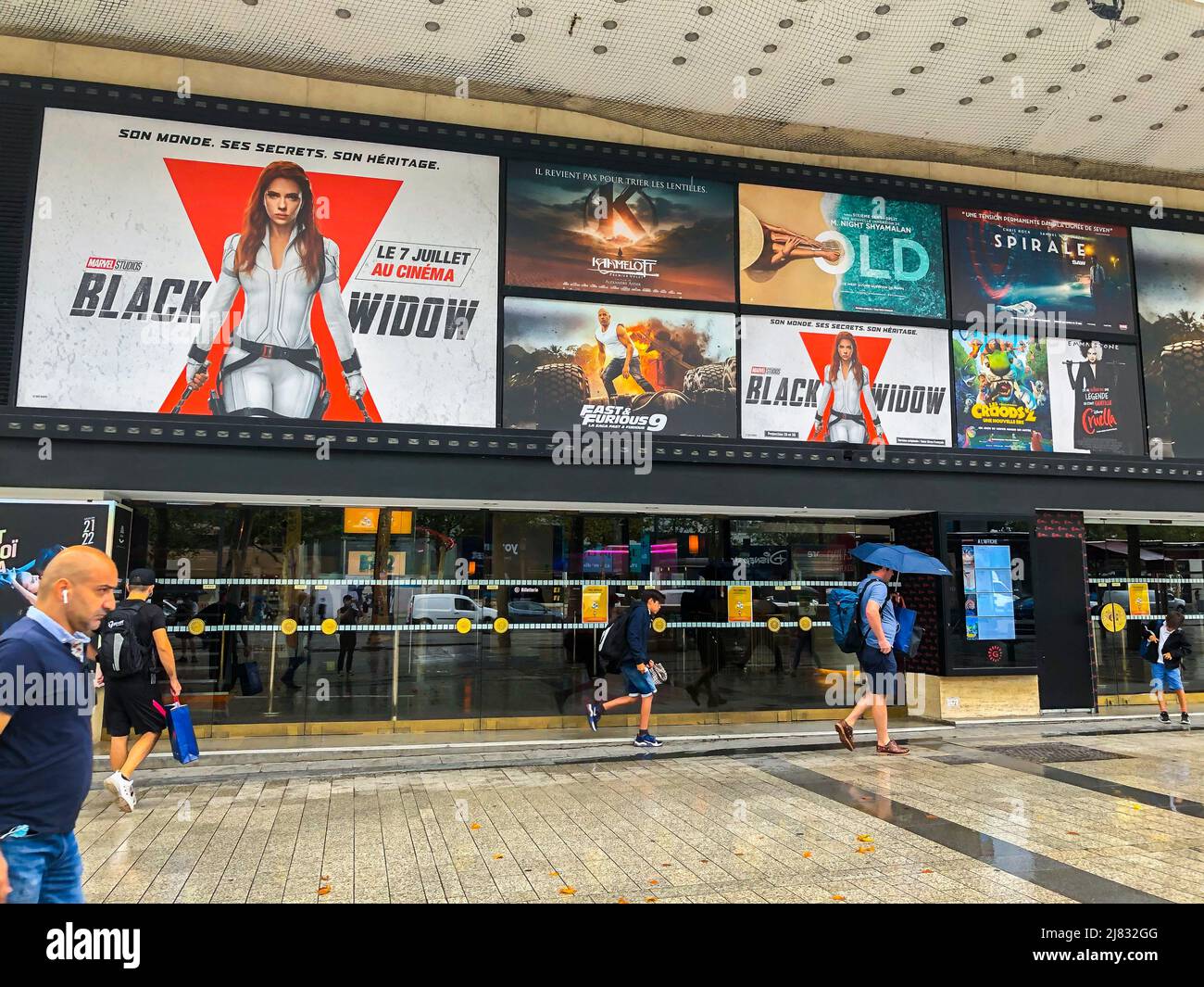 Parigi, Francia, poster del cinema davanti al cinema francese, scene di strada esterne, « Black Widow » Film (Ave. Champs-Elysees) Foto Stock