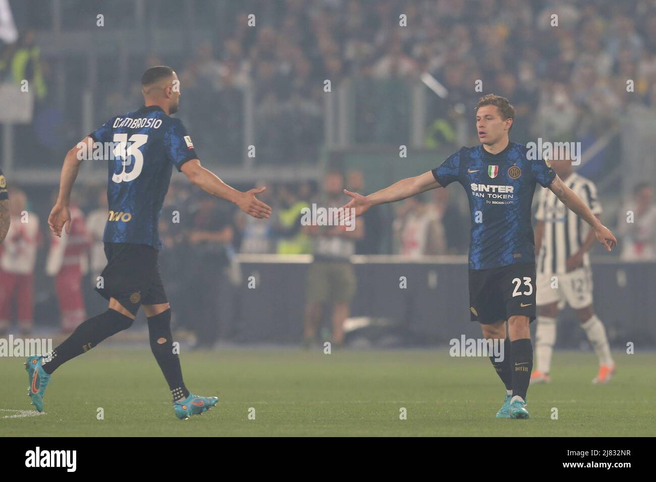 Il centrocampista italiano di Inter, Nicolo Barella, festeggia dopo aver segnato un gol durante la finale della Coppa Italia tra Juventus e Inter allo Stadio Olimpico di Roma, centro Italia, il 11 maggio 2022. Foto Stock