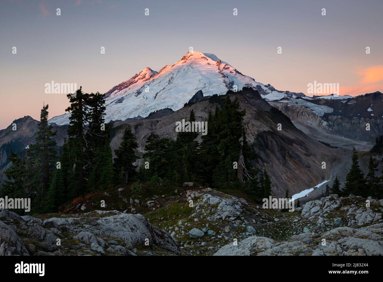 WA21546-00...WASHINGTON - luce dal sole nascente appena toccando la cima del Monte Baker da Artist Point nel Monte Baker-Snoqualmie National Fore Foto Stock