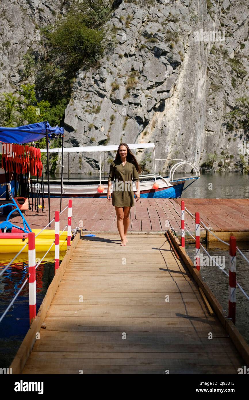 Avventure estive di una giovane donna con tacchi alti Foto Stock