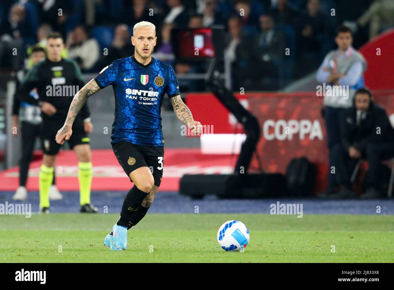 Il difensore italiano Federico Dimarco controlla la palla durante la finale della Coppa Italia tra Juventus e Inter allo Stadio Olimpico di Roma, centro Italia, il 11 maggio 2022. InterÕs Foto Stock