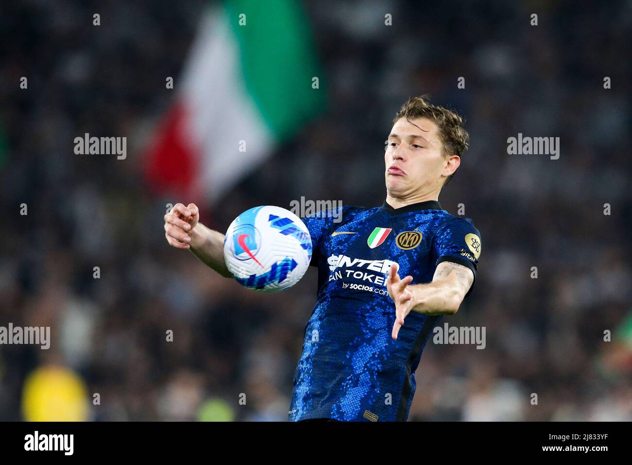 Il centrocampista italiano Nicolo Barella controlla la palla durante la finale della Coppa Italia tra Juventus e Inter allo Stadio Olimpico di Roma, centro Italia, il 11 maggio 2022. InterÕs Foto Stock