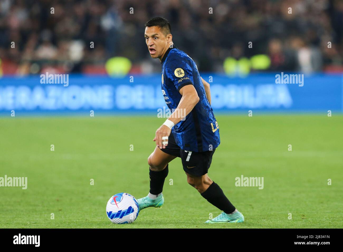 Inter's Chilean Forward Alexis Sanchez controlla la palla durante la finale della Coppa Italia tra Juventus e Inter all'Olimpico Stadium di Roma, centro Italia, il 11 maggio 2022. Foto Stock