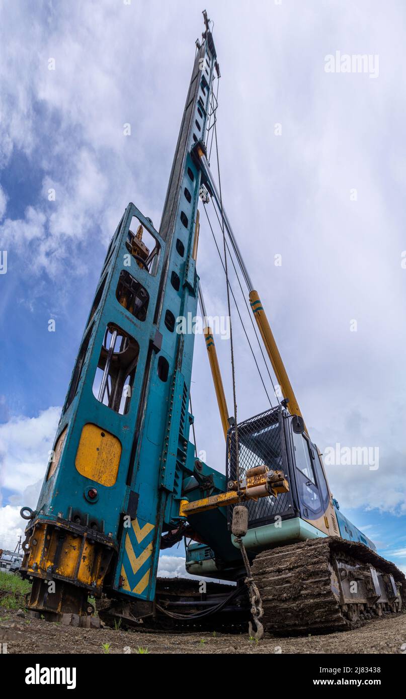 macchina palettatrice in cantiere, ripresa con distorsione da un obiettivo a breve raggio, messa a fuoco selettiva Foto Stock