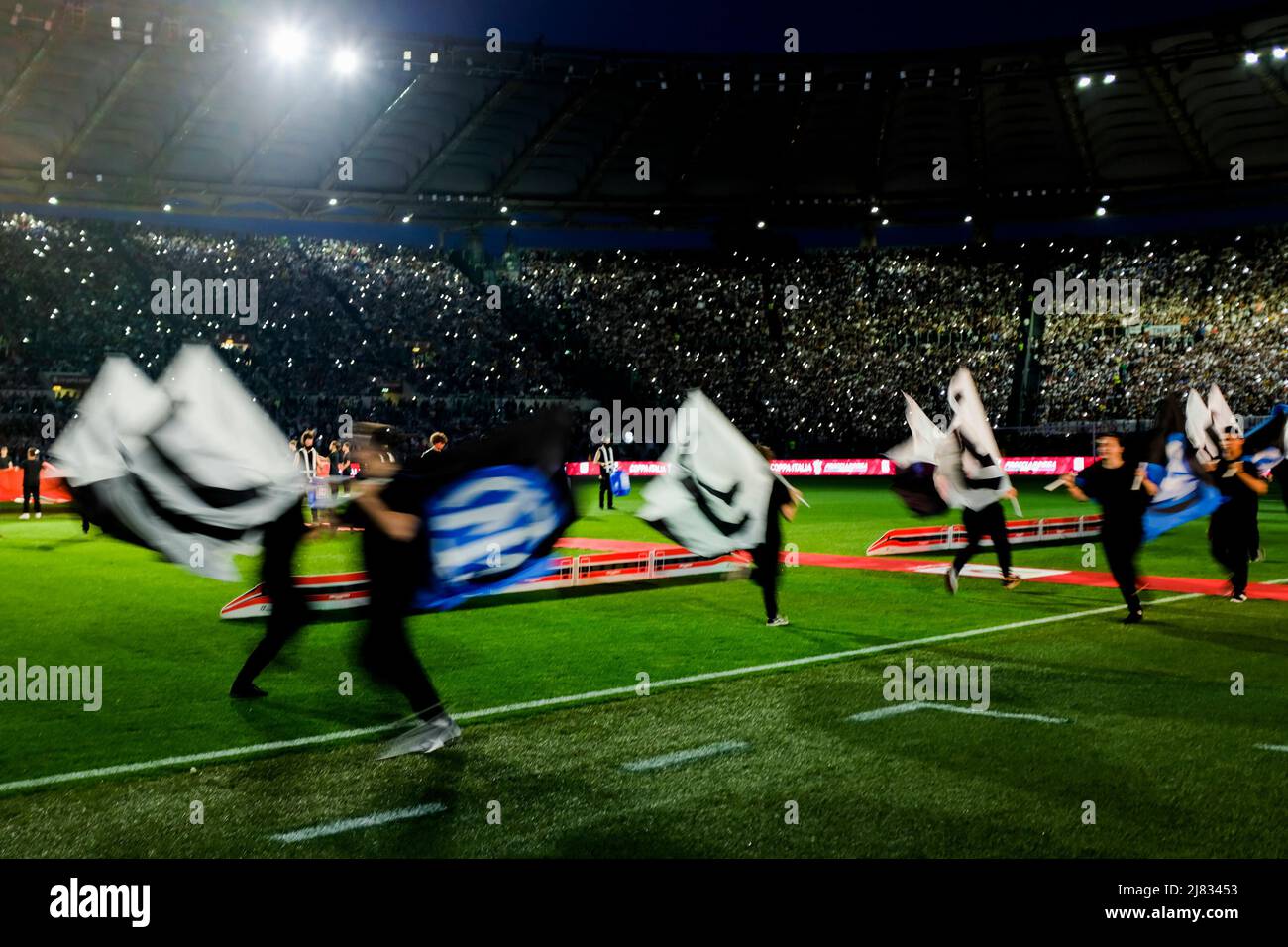 Coreografia di apertura durante la finale della Coppa Italia tra Juventus e Inter allo Stadio Olimpico di Roma, centro Italia, il 11 maggio 2022. Foto Stock