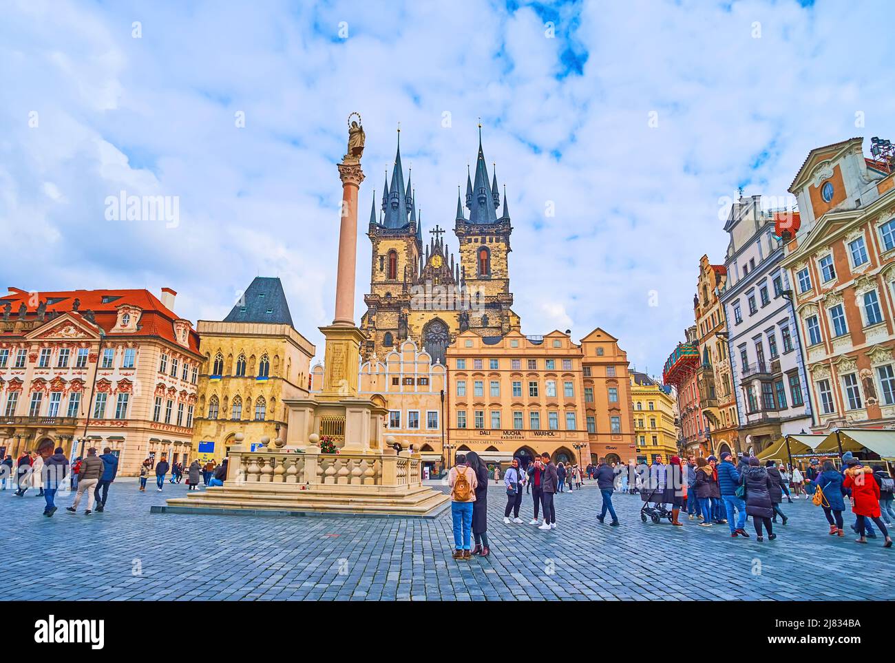PRAGA, REPUBBLICA CECA - 5 MARZO 2022: La colonna mariana e gli alti campanili di nostra Signora prima della Chiesa di Tyn dietro le case della Piazza della Città Vecchia, ON Foto Stock