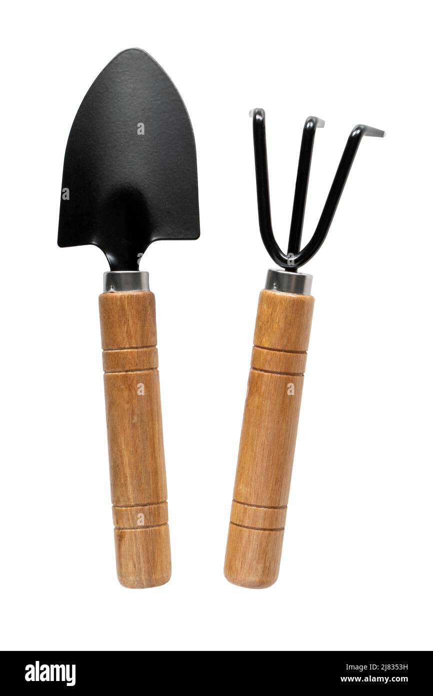 Pala da giardino e rastrello isolato su sfondo bianco. Attrezzi per giardinaggio o piantare nel paese Foto Stock
