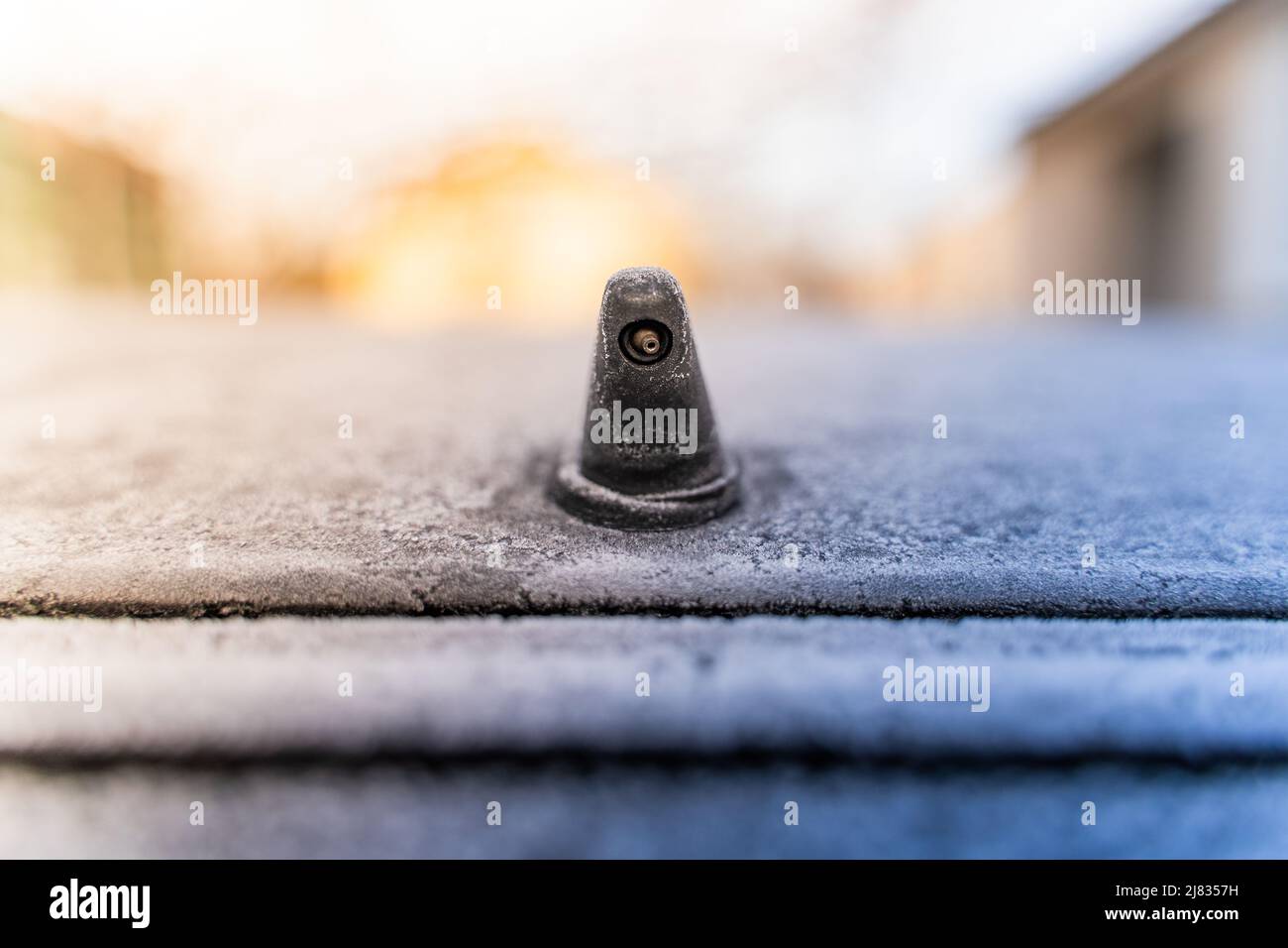 Ugello lavalunotto su una vettura coperta di gelo Foto Stock