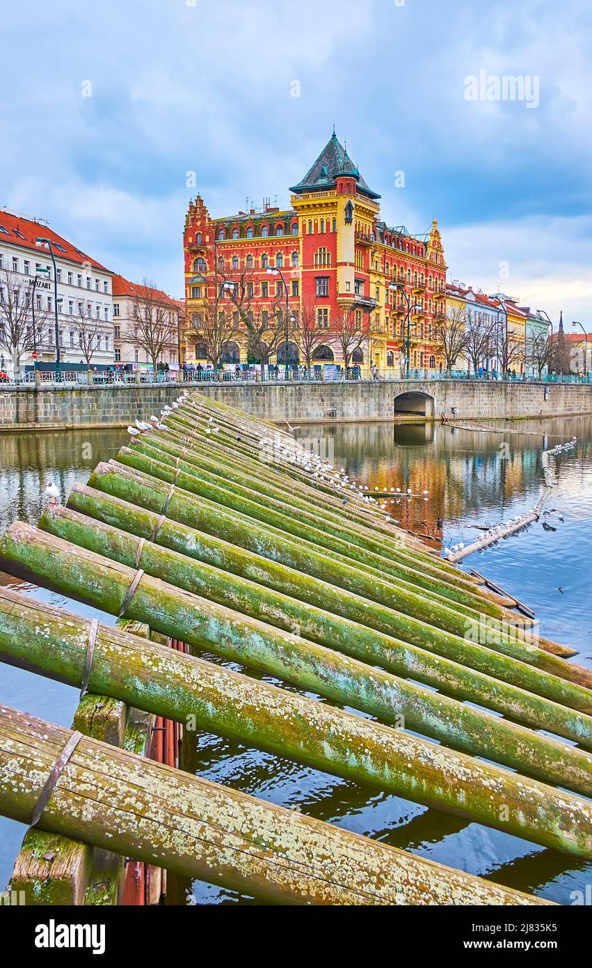 La città vecchia di Praga con barriera in legno sul fiume Moldava e la residenza Bellevue sullo sfondo, Repubblica Ceca Foto Stock