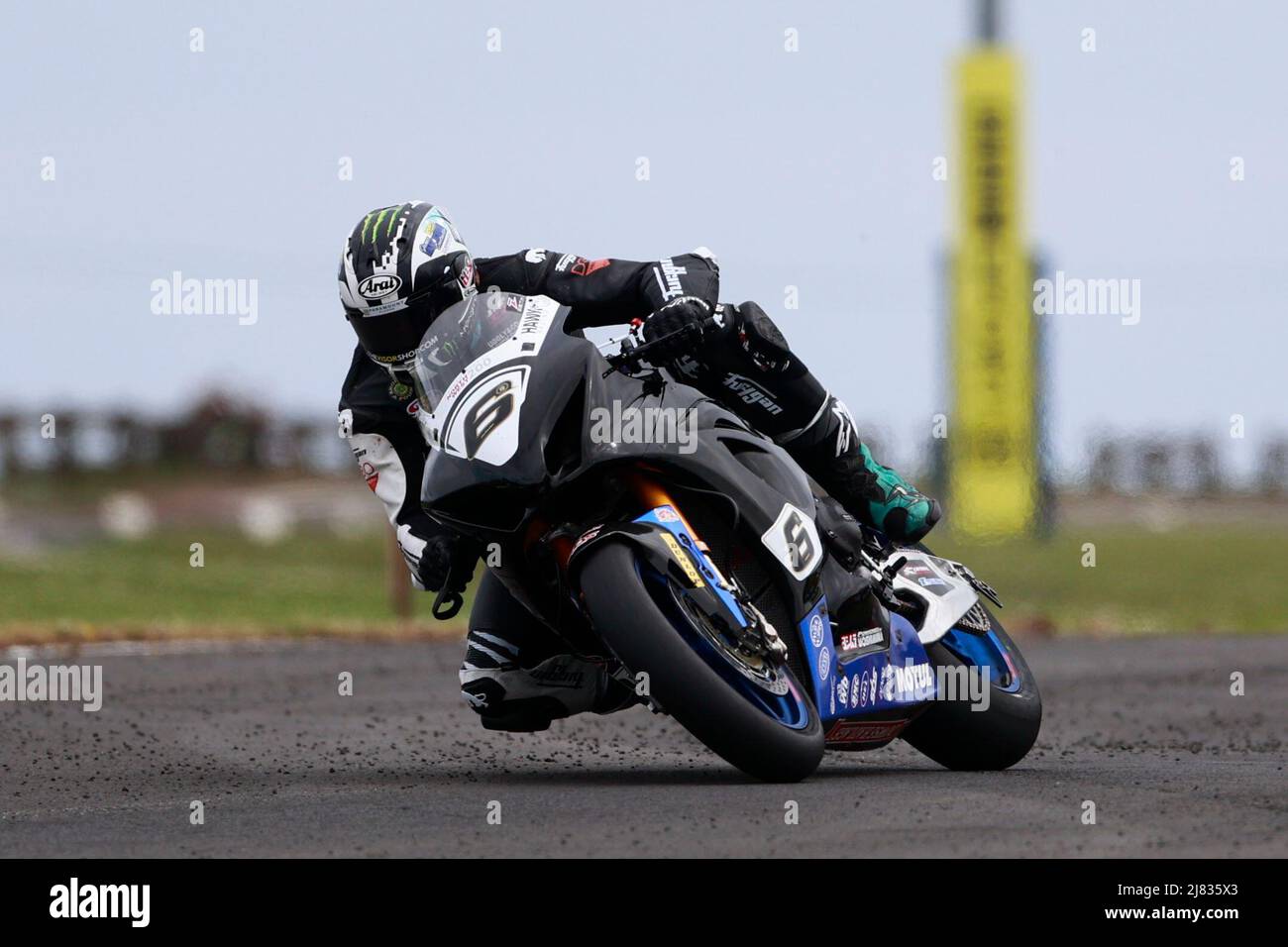 Portrush, Antrim, Irlanda del Nord. 12th maggio 2022. FonaCAB Nicholl Oils Northwest 200 qualifica; Michael Dunlop (Hawk Racing Suzuki) in Giovedi Superbike qualifica sessione Credit: Action Plus Sport/Alamy Live News Foto Stock