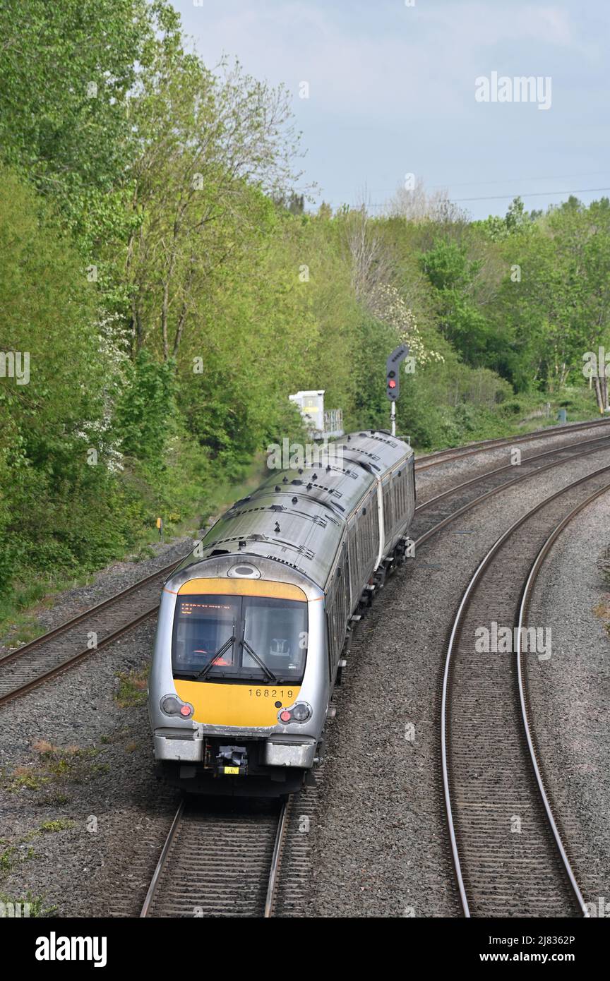 A Chiltern Railways Classe 168 Diesel Multiple Unit in direzione nord dopo la partenza dalla stazione di Banbury nel nord dell'Oxfordshire Foto Stock