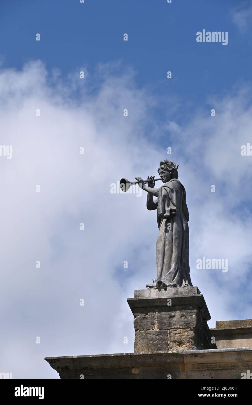 Sculture in pietra sul tetto del Clarendon Building, Broad Street, Oxford Foto Stock