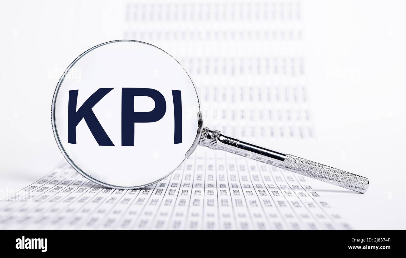 Indicatori chiave delle prestazioni. Lente di ingrandimento con lettere KPI e documenti con statistiche. Analisi e misurazione dell'efficacia aziendale e dei progressi nel raggiungimento degli obiettivi. Pianificazione strategica. Foto Foto Stock