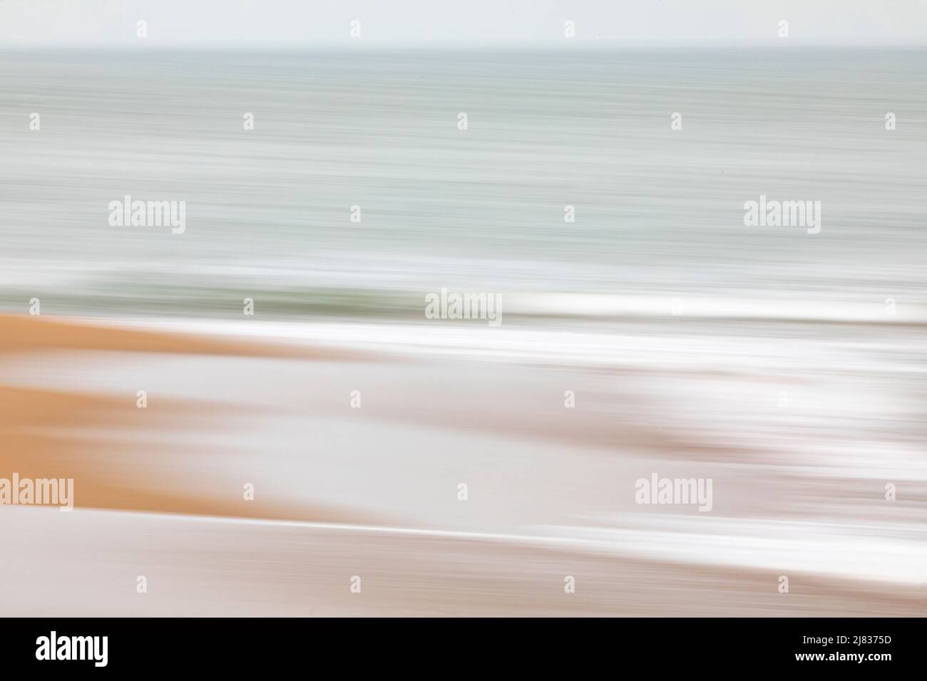 Fotografia astratta delle onde che si avvicinano alla riva del Mar Mediterraneo Foto Stock
