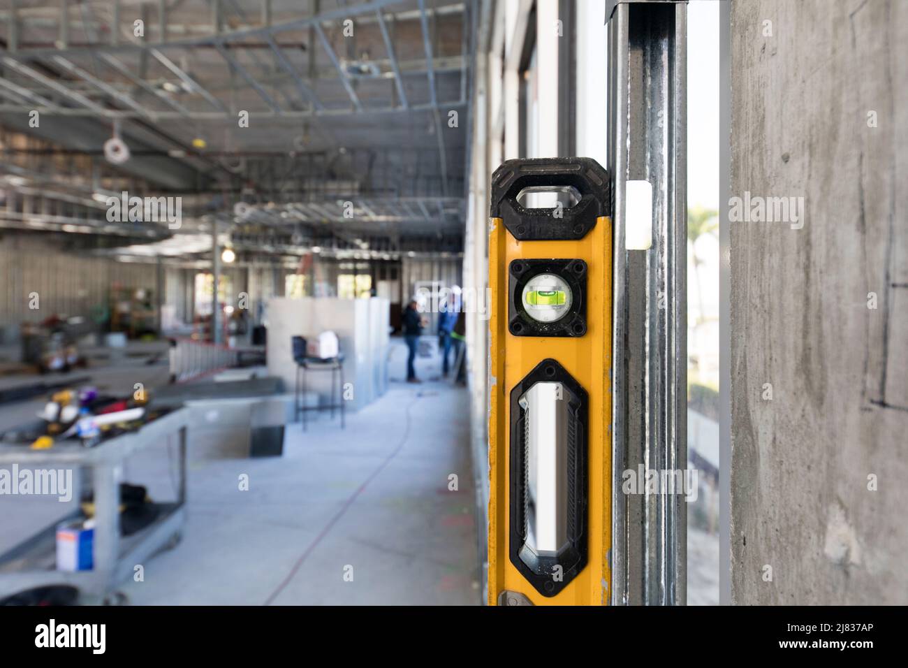 Vista laterale di un vialetto di pavimentazione in mattoni rossi appena posato o area pavimentata con asfaltatrici rosse. Schema a spina di pesce Foto Stock