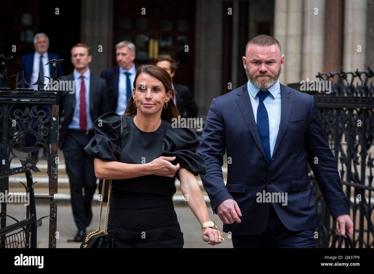 Londra, Regno Unito. 12 maggio 2022. Coleen Rooney (L) e Wayne Rooney lasciano la High Court. Rebekah Vardy sta citando la moglie del calciatore Coleen Rooney per diffamazione con il corso che viene ascoltato nella capitale. Noto come processo di libello “Wagatha Christie”, il caso continua. Credit: Stephen Chung / Alamy Live News Foto Stock