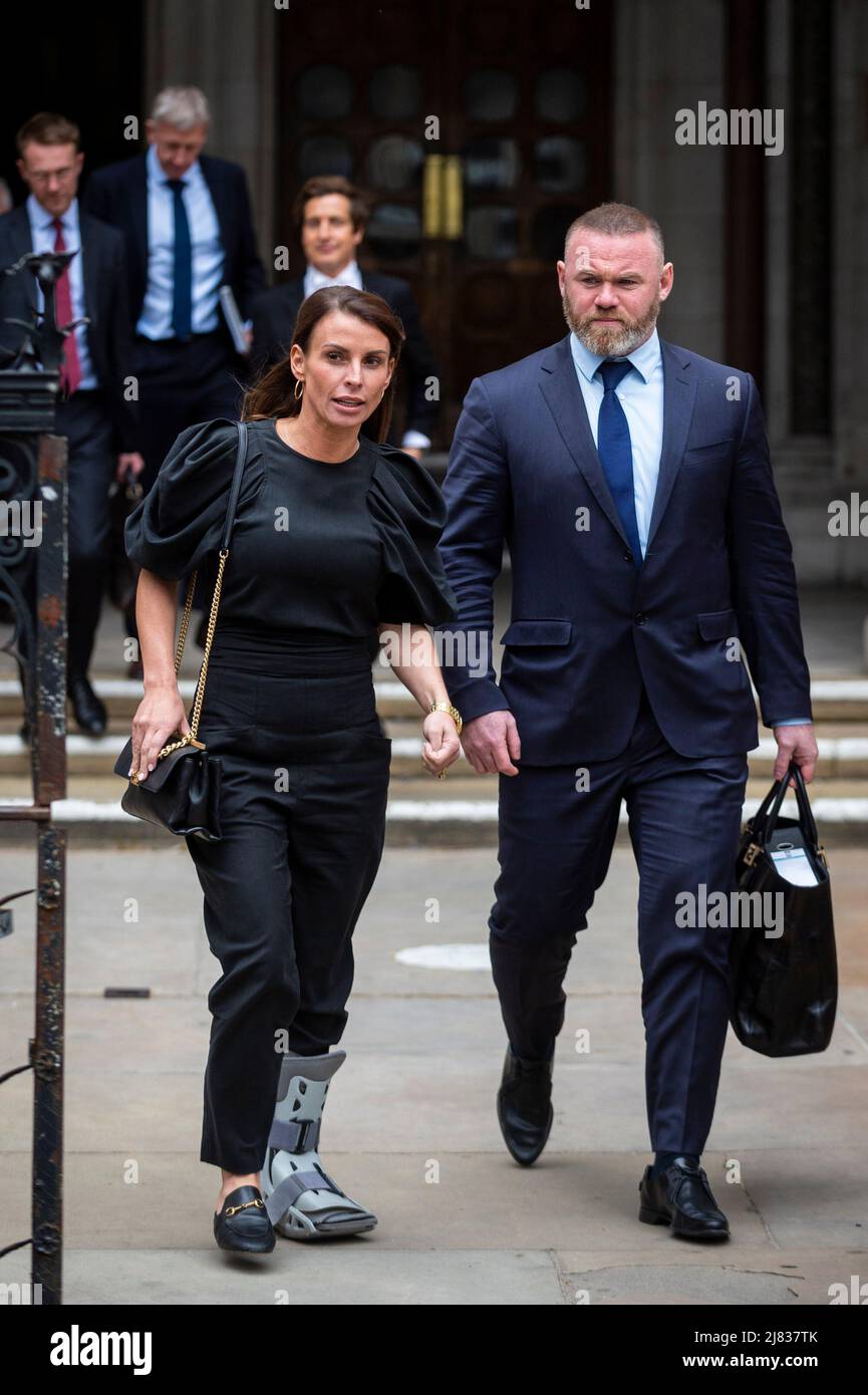 Londra, Regno Unito. 12 maggio 2022. Coleen Rooney (L) e Wayne Rooney lasciano la High Court. Rebekah Vardy sta citando la moglie del calciatore Coleen Rooney per diffamazione con il corso che viene ascoltato nella capitale. Noto come processo di libello “Wagatha Christie”, il caso continua. Credit: Stephen Chung / Alamy Live News Foto Stock