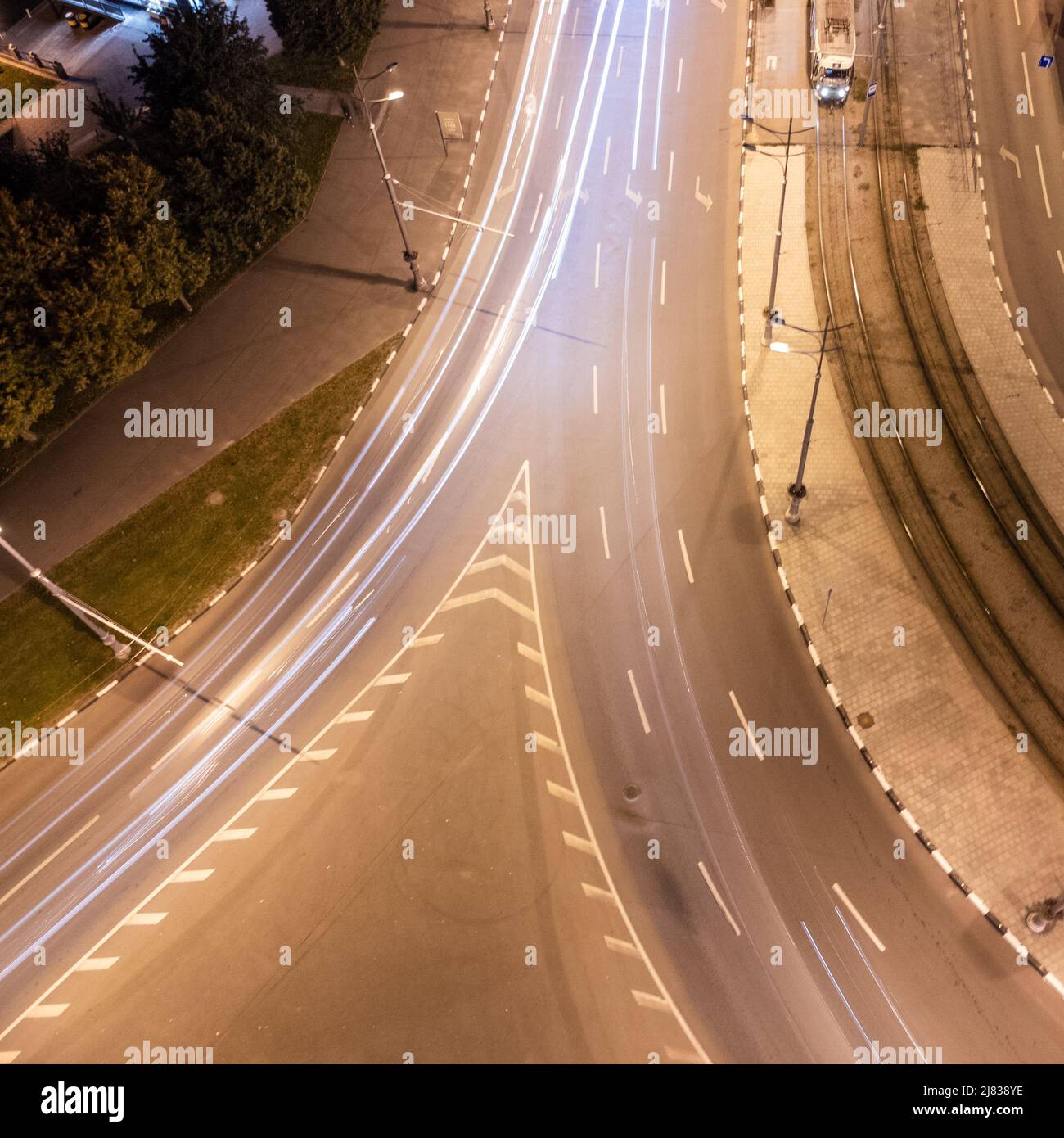 Semaforo notturno del centro della città a lunga esposizione. Vista aerea verso il basso sulle auto che guidano. Strade del centro di Kharkiv, Ucraina Foto Stock