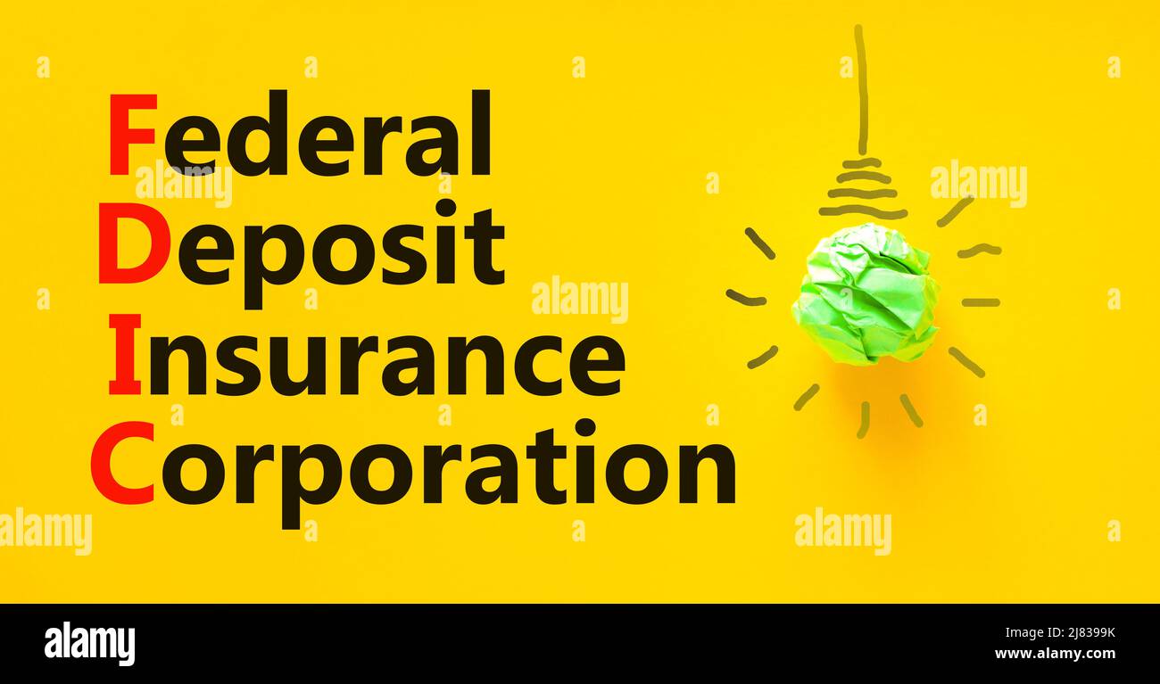 FDIC Federal Deposal Insurance Corporation simbolo. Concetto parole FDIC società federale di assicurazione dei depositi su sfondo giallo. Business FDIC federa Foto Stock