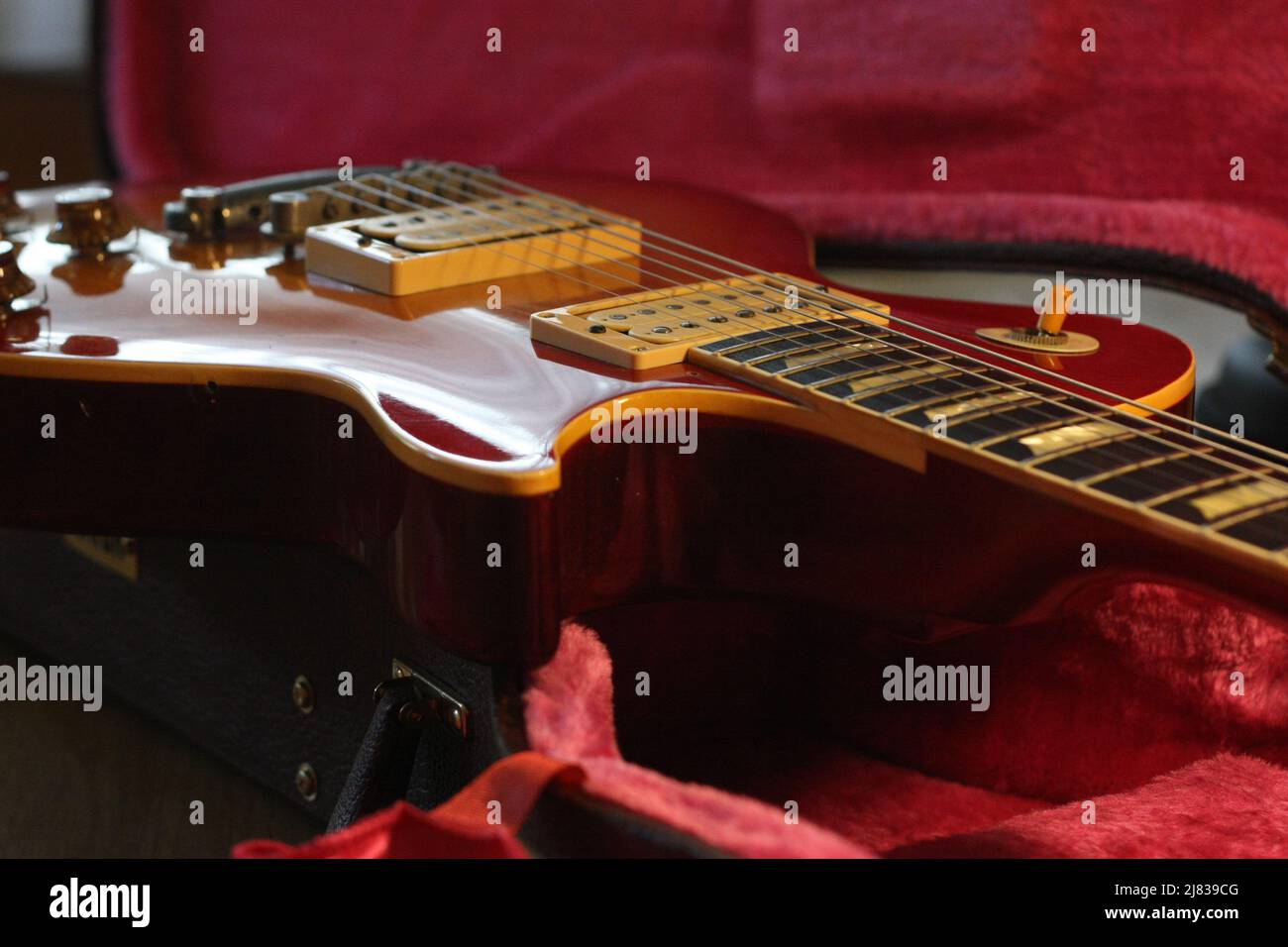Foto del corpo della chitarra Les Paul d'epoca presa da un angolo. La chitarra è posizionata su una custodia abbronzata con interno in feltro rosa. Foto Stock