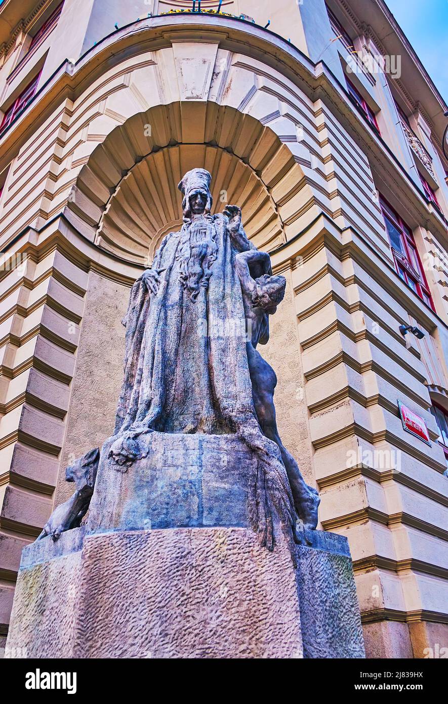 Impressionante statua di Rabbi Loew nella nicchia d'angolo del nuovo Municipio in Piazza Marianske, Praga, Repubblica Ceca Foto Stock