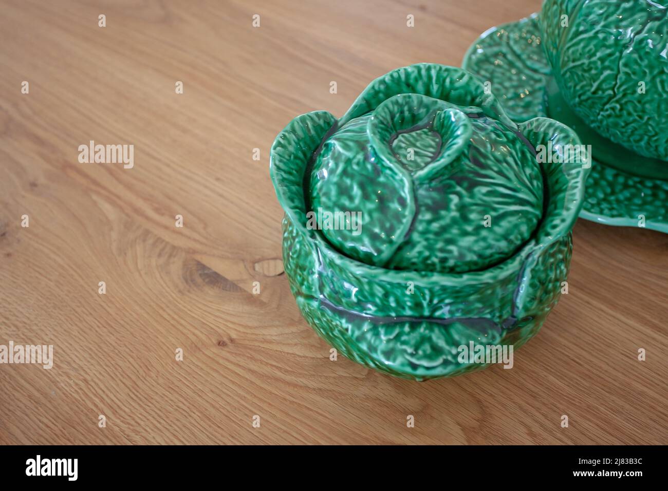 Eleganza ispirata alle foglie: Il set di tazze e pentole in ceramica Foto Stock