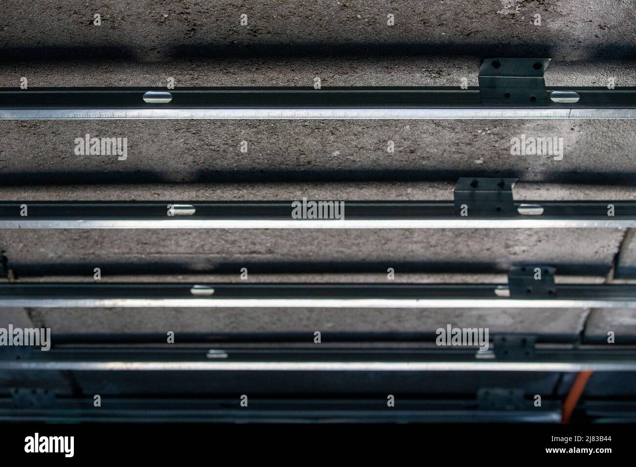 Soffitto in acciaio galvanizzato incorniciato in un complesso di appartamenti di lusso Foto Stock