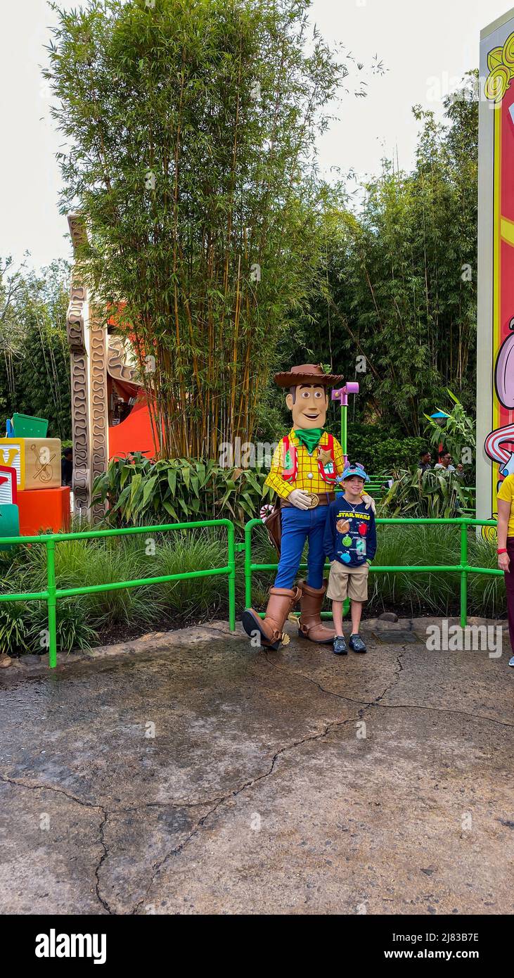 Orlando, FL USA-27 novembre 2019: Woody dal film Toy Story posing per una foto in Hollywood Studios a Orlando, Florida. Foto Stock