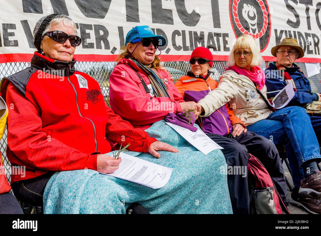 I manifestanti, tra cui gli anziani emotivi, attendono l'arresto per aver bloccato l'accesso al terminal dei gasdotti Kinder Morgan Oil Trans Mountain, Burnaby, Britis Foto Stock