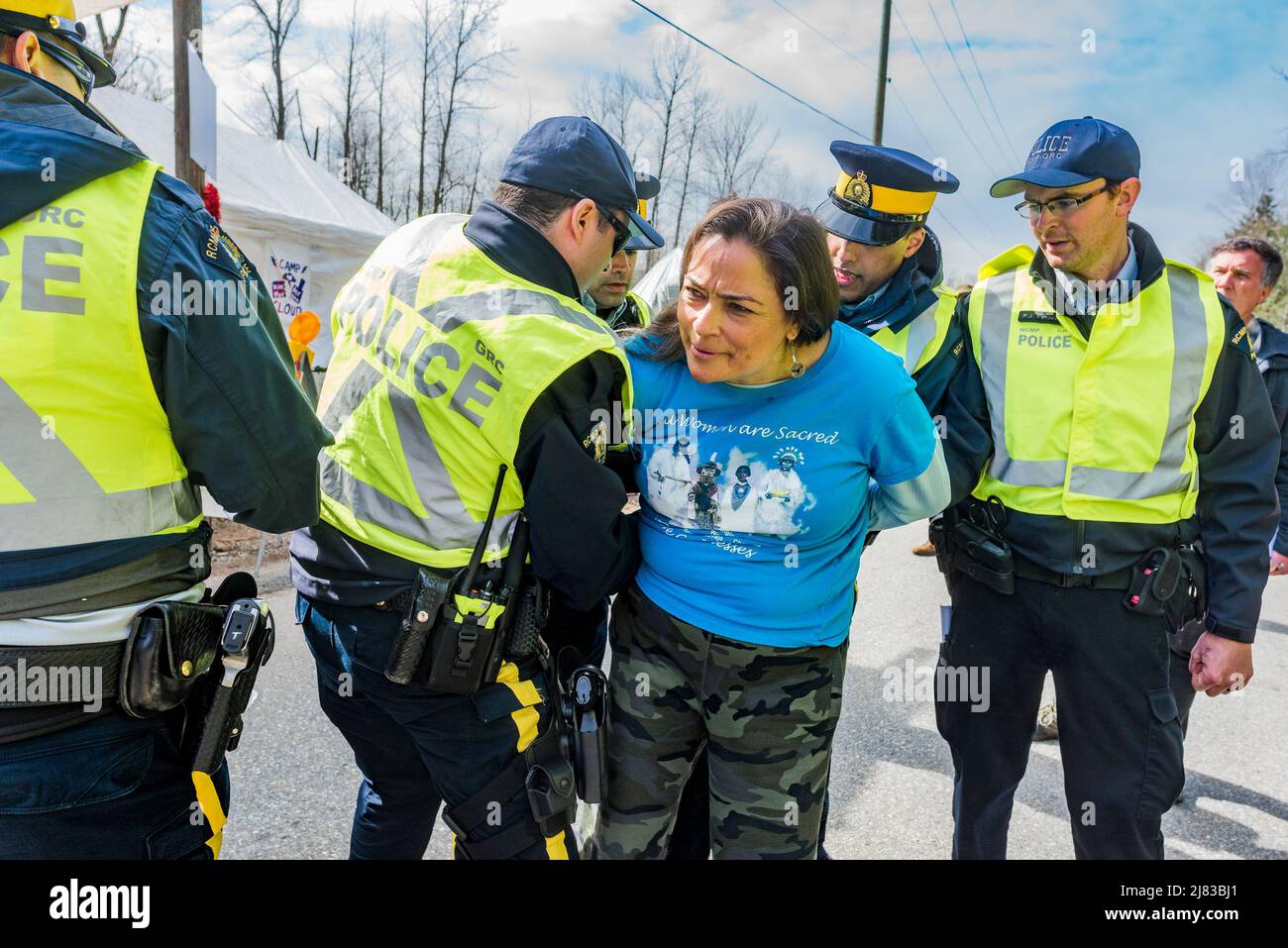 Donna indigena arrestata per protesta contro il gemellaggio di Kinder Morgan Trans Mountain Pipeline, Burnaby, British Columbia, Canada. Foto Stock